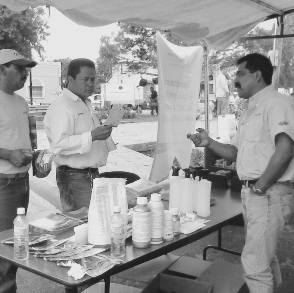 Fotografía histórica de Fumigaciones Rangel en exposición