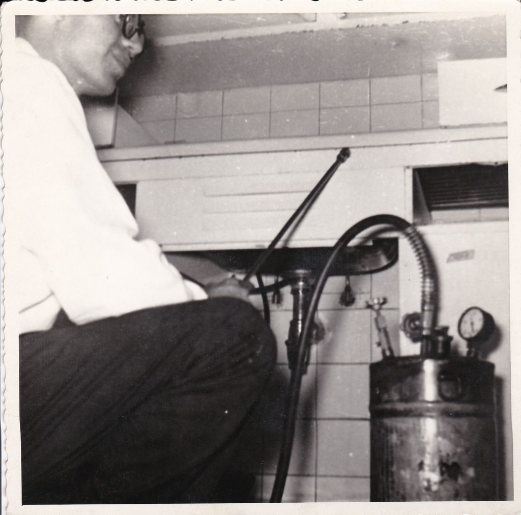 Fotografía histórica de técnico de Fumigaciones Rangel con equipo de fumigación