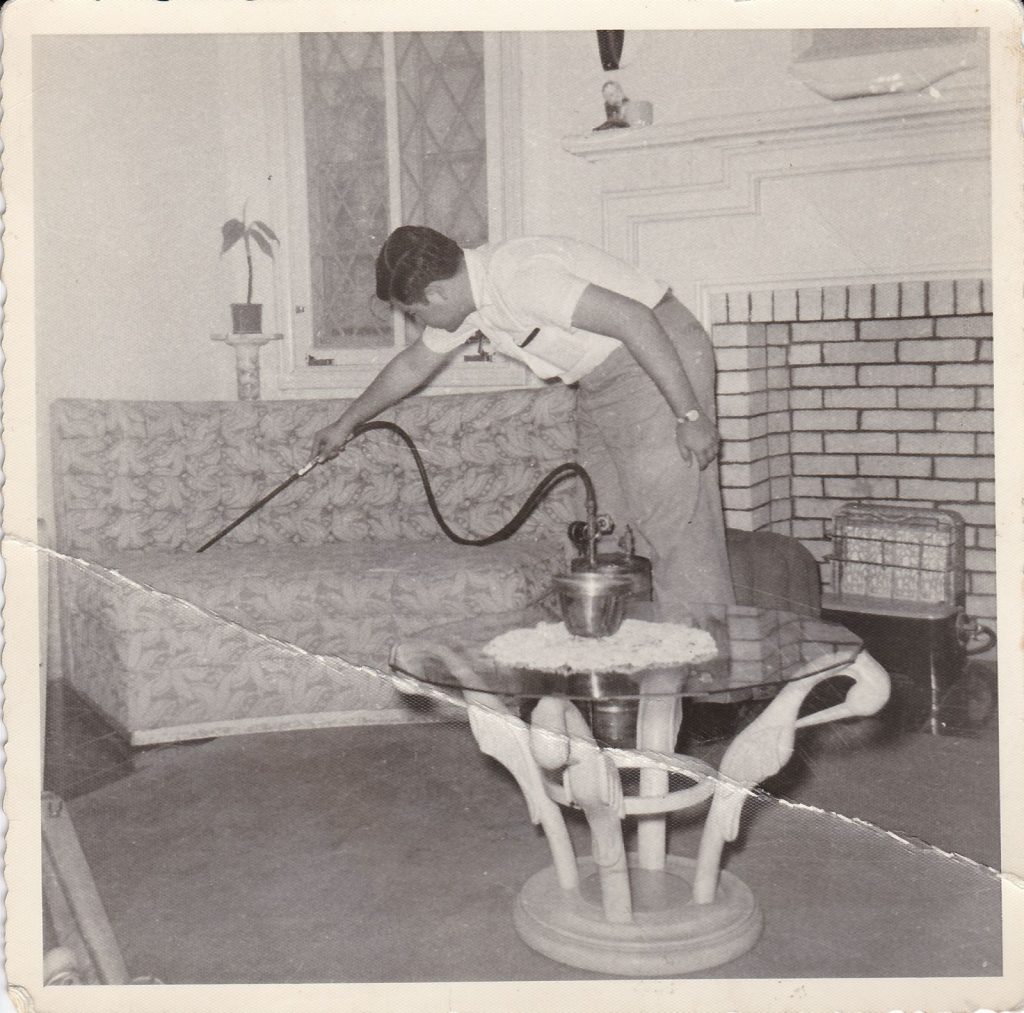 Fotografía histórica de técnico de Fumigaciones Rangel fumigando un hogar