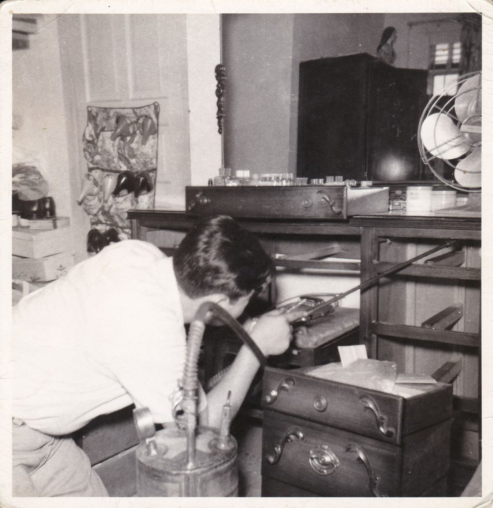 Fotografía histórica de servicio de fumigación en interior