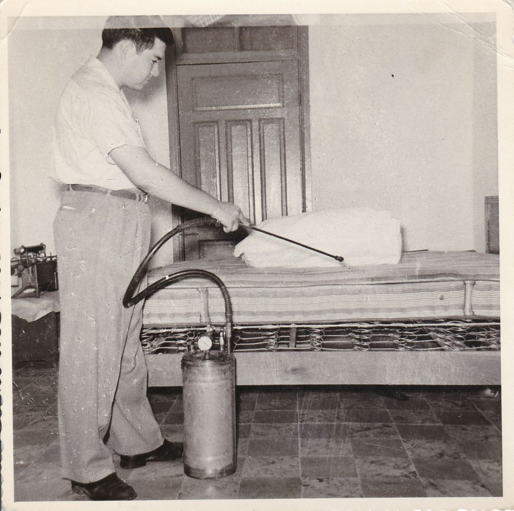 Fotografía histórica de técnico de Fumigaciones Rangel fumigando una recámara